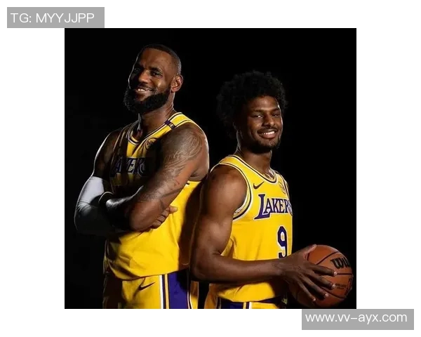 詹姆斯赛后分享与儿子布朗尼同场竞技的珍贵瞬间引发热议 詹姆斯赛后分享与儿子布朗尼同场竞技的珍贵瞬间引发热议